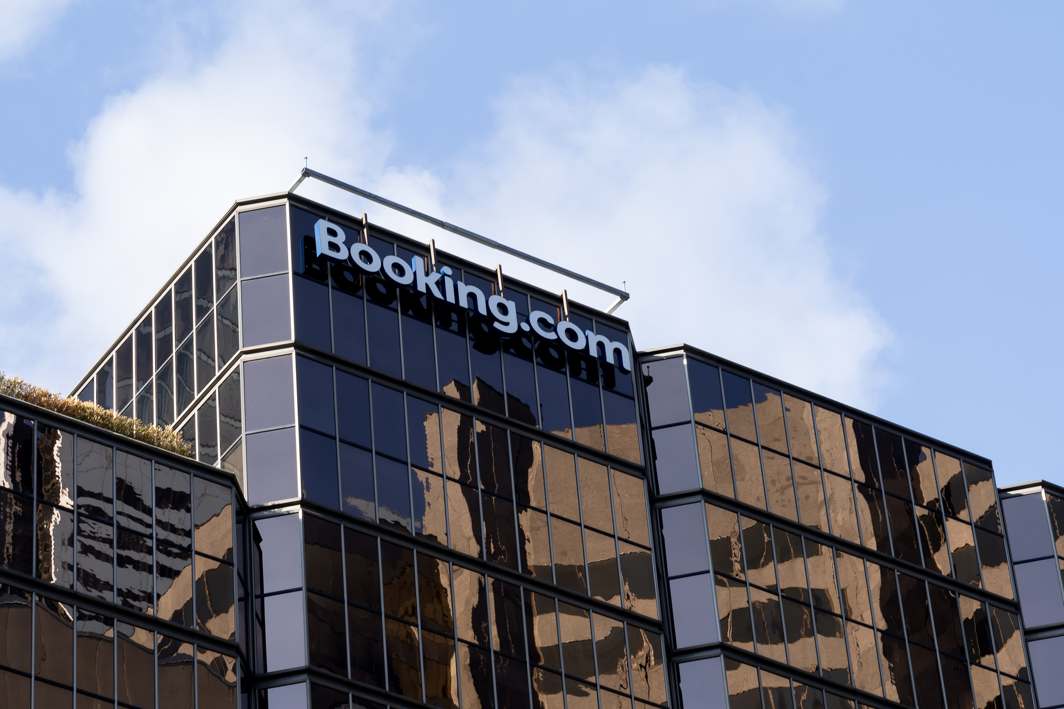 Booking.Com Mørk Facade