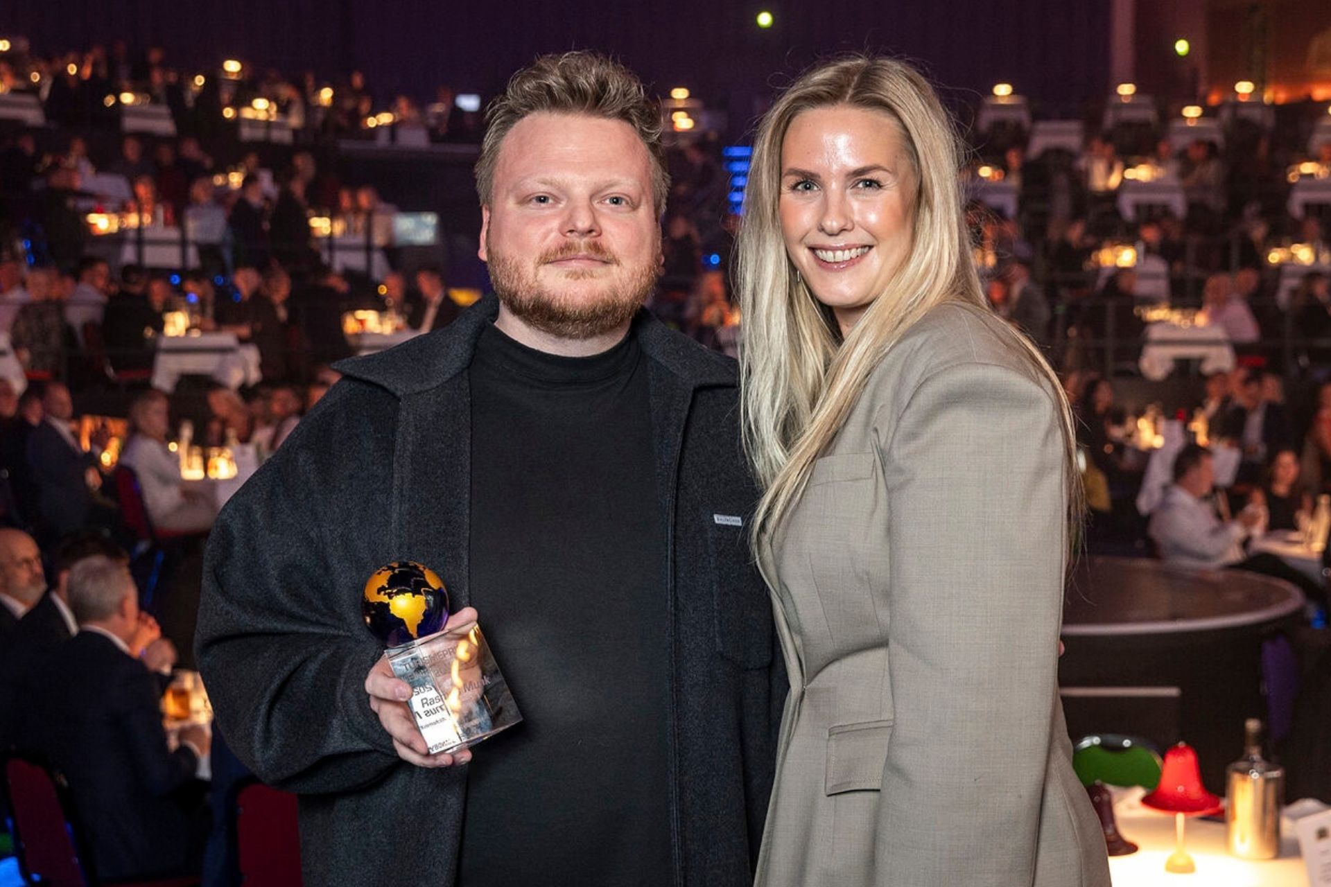 Rasmus Munk, stjernekok og stifter af Alchemist og Maria Olafsson, politisk chef i HORESTA. Foto: Danish Travel Awards 2026