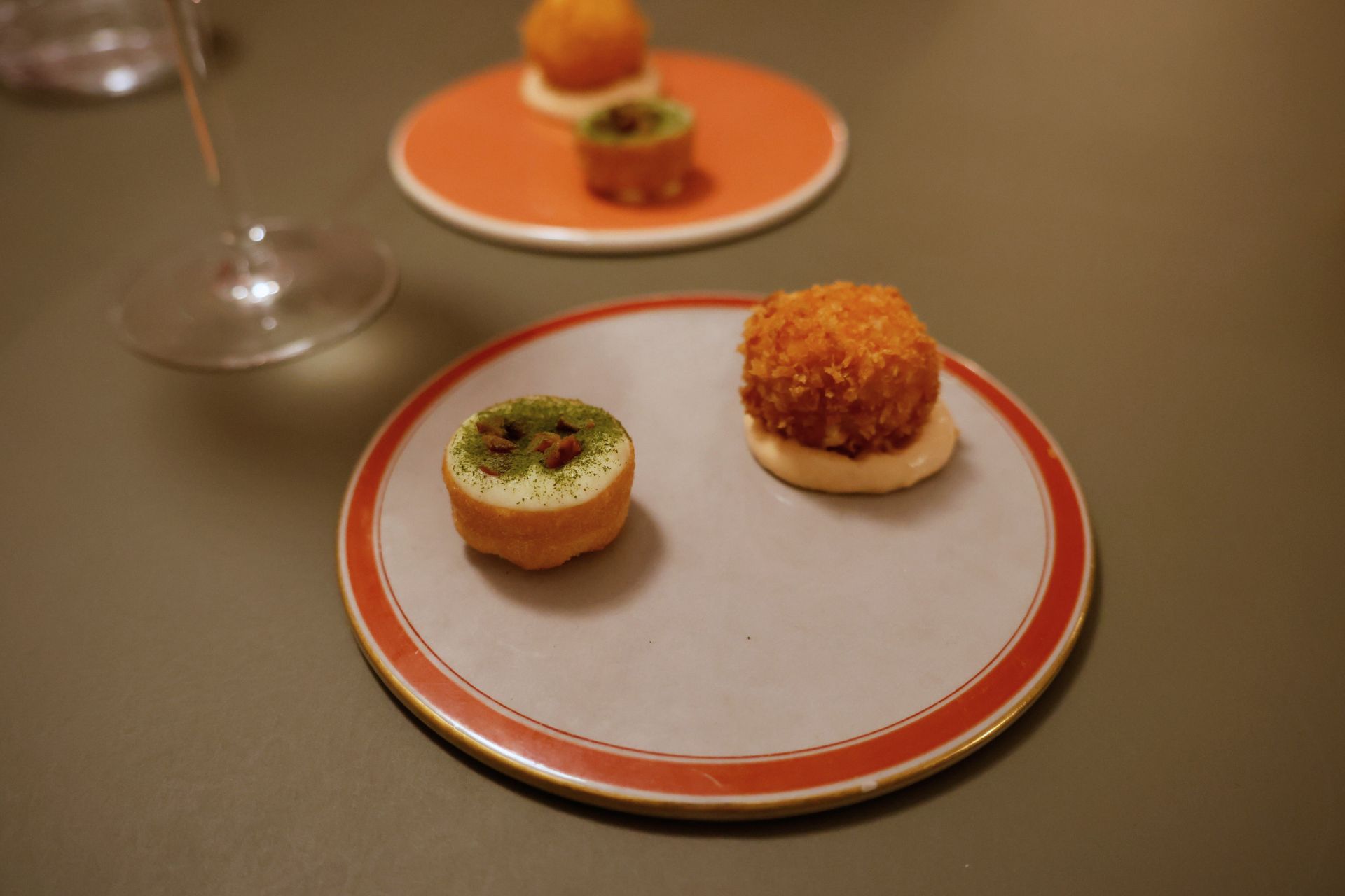 Hjemmelavet chili cheese top med Vesterhavsost og en krustade med kastanje og kartoffelskum. Foto: PR.