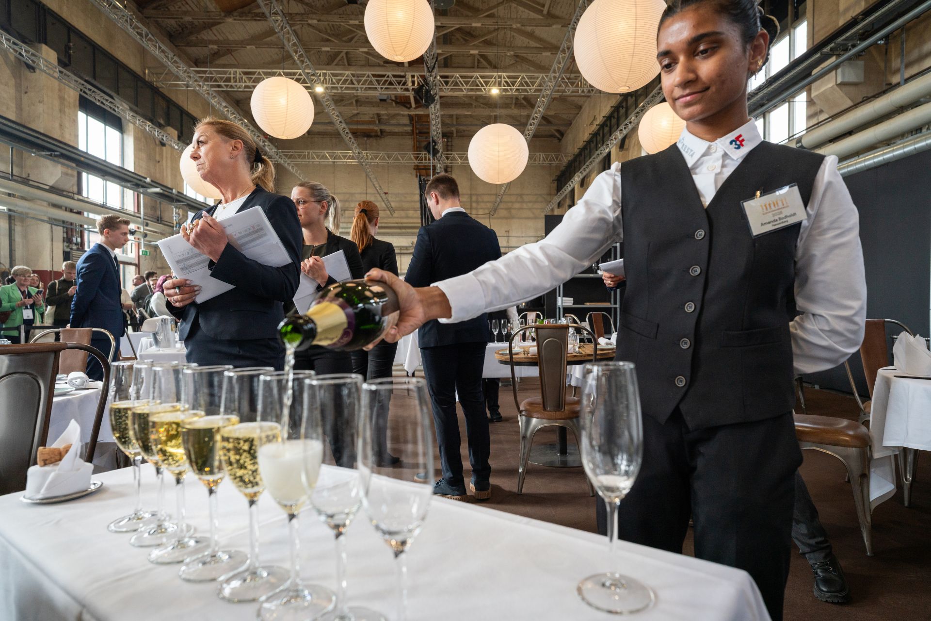 Tjener Hælder Champagne Til Årets Kok Og Årets Tjener 2026