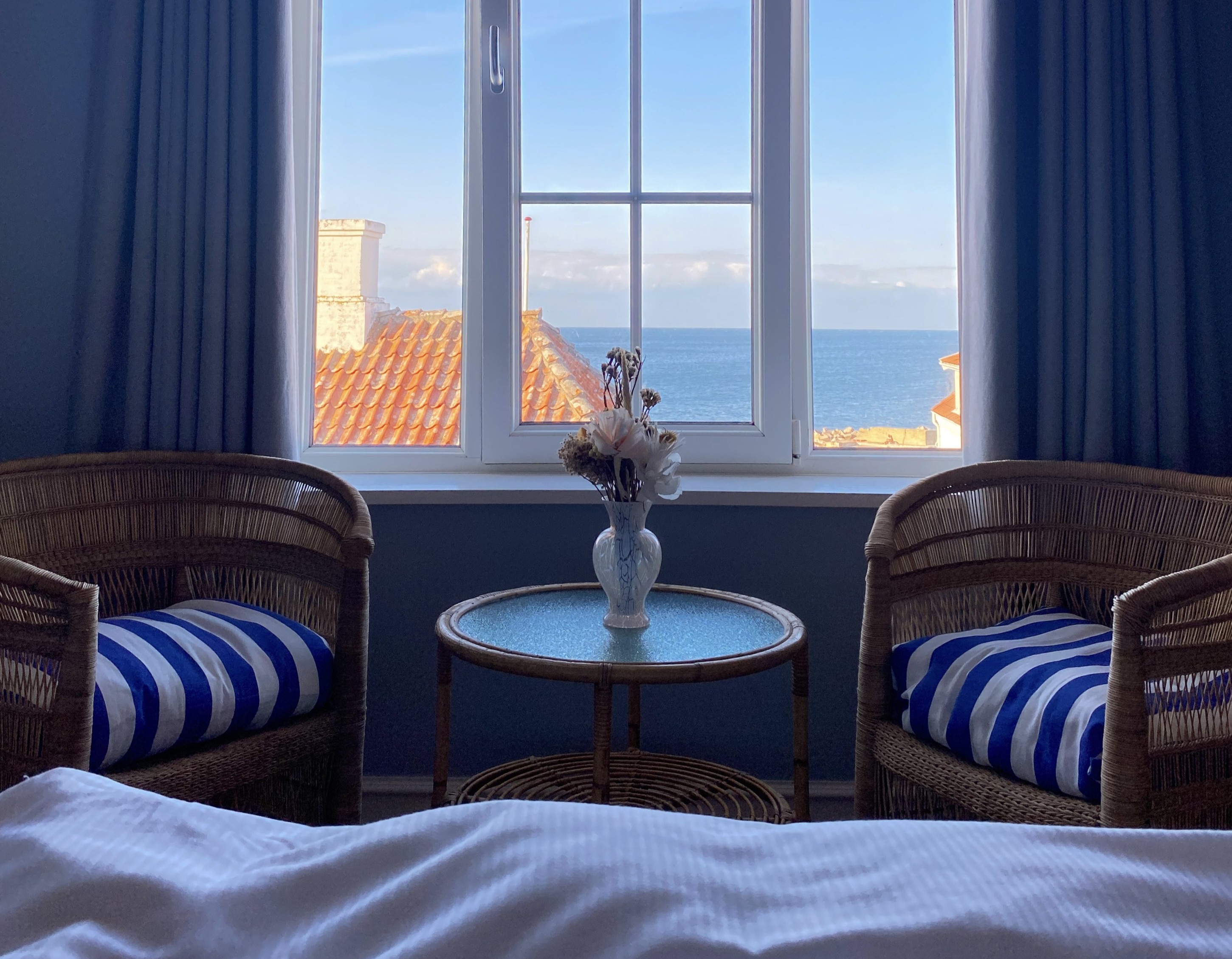 Udsigt fra et af hotellets værelse med udsigt til Allinge Havn. Foto: PR.